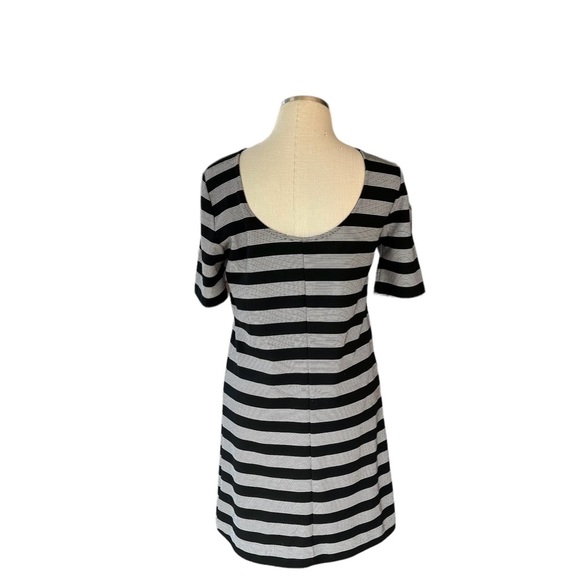 GAP T- Shirt Style Black and White Striped Dress with Scoop Back Size M - Picture 2 of 6